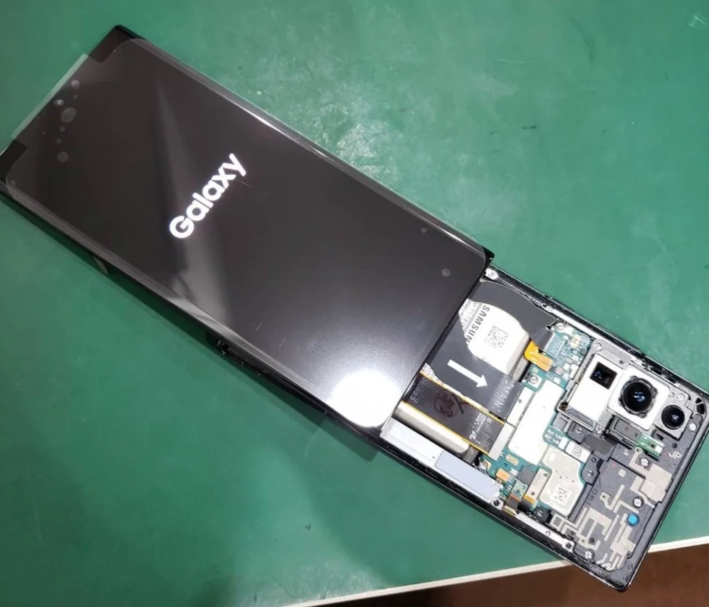 Galaxy S23 液晶修理 — 修理の様子