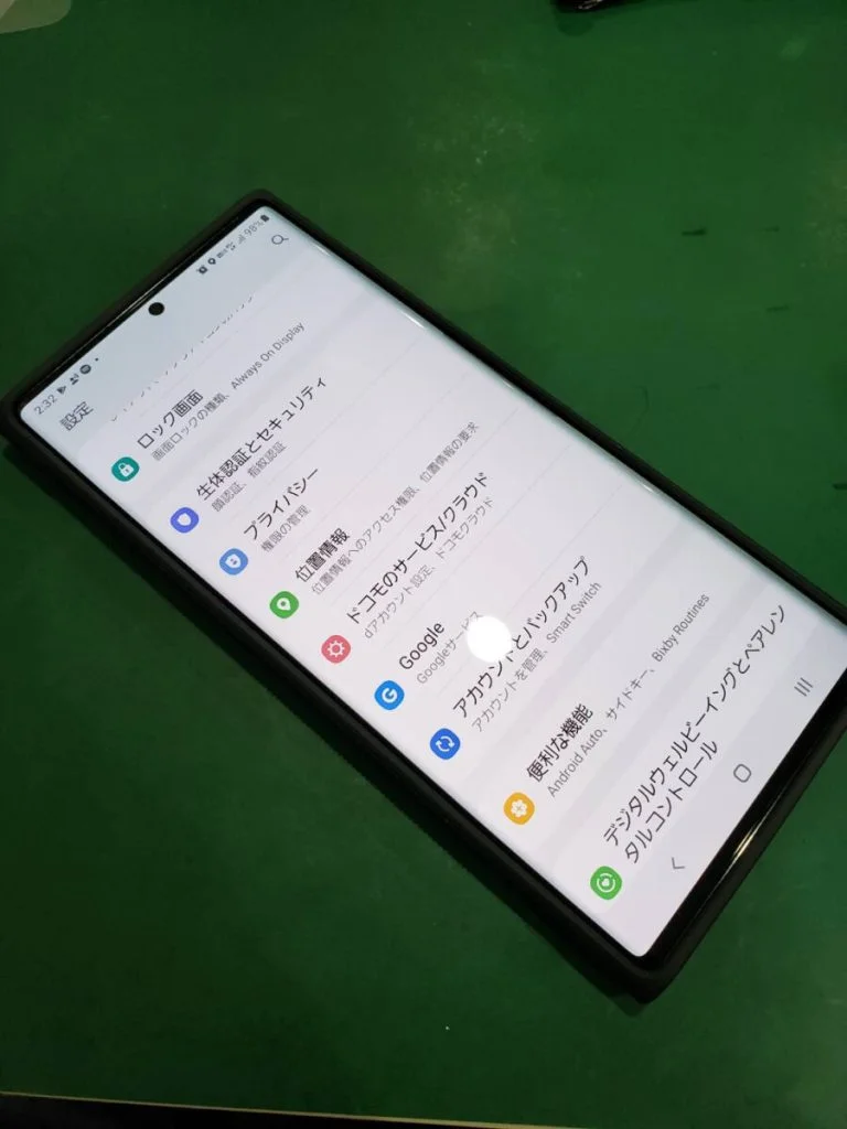 Galaxy Z Flip4 液晶修理 — 修理の様子