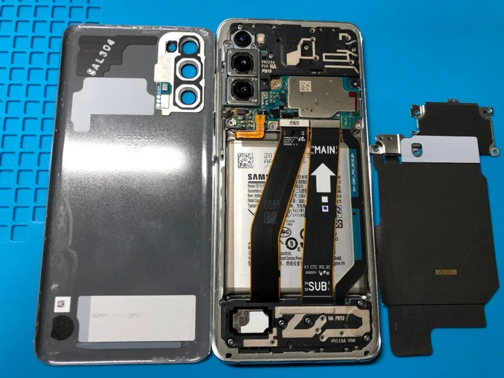 Galaxy Z Flip ヒンジ・フォルダブル 画面割れ修理 — 修理の様子