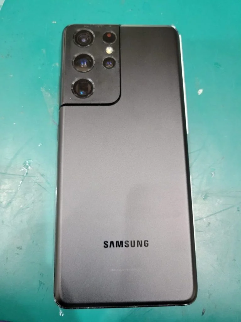 Galaxy Z Fold2 5G カメラ修理 — 修理の様子