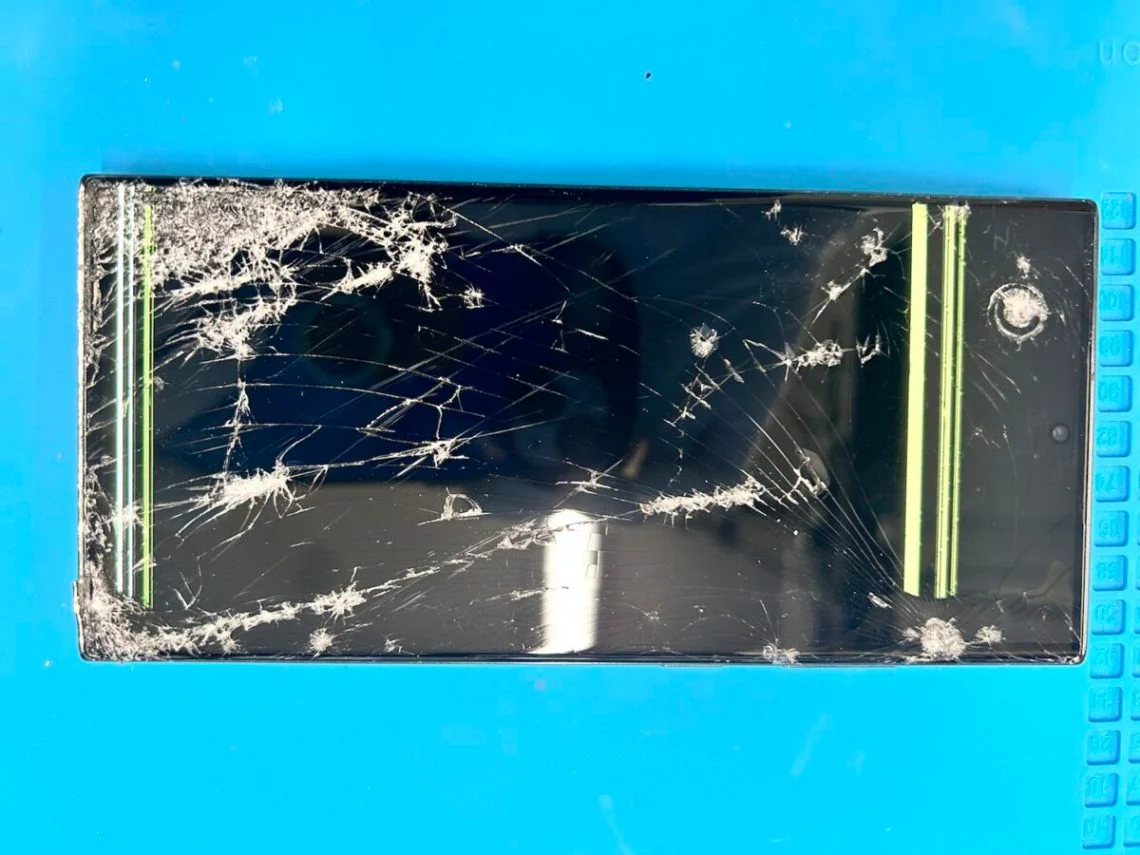 Galaxy Z Fold2 5G 画面割れ修理 — 修理の様子