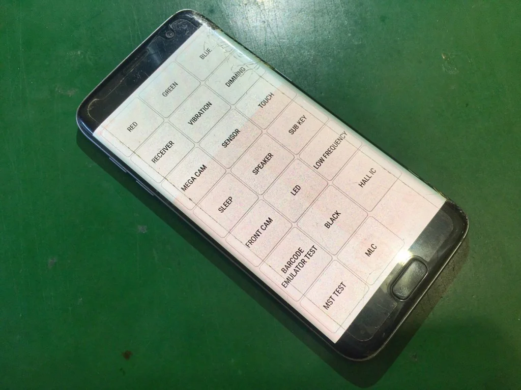 Galaxy Z Flip3 画面割れ修理 — 修理の様子