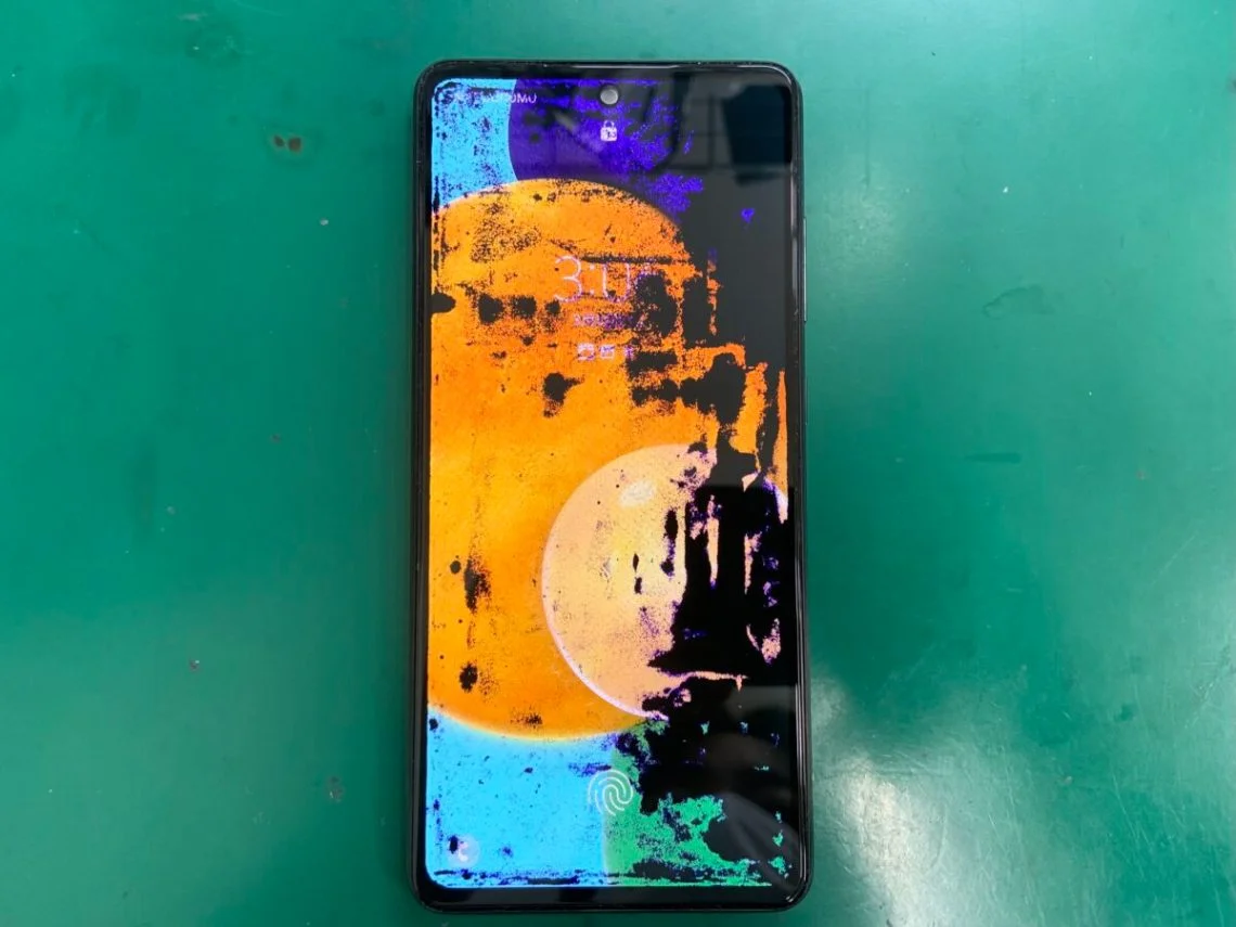 Galaxy Feel2 画面割れ修理 — 修理の様子