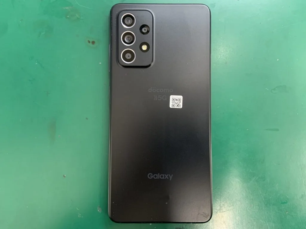 Galaxy A32 5G(日本版) 画面割れ修理 — 修理の様子