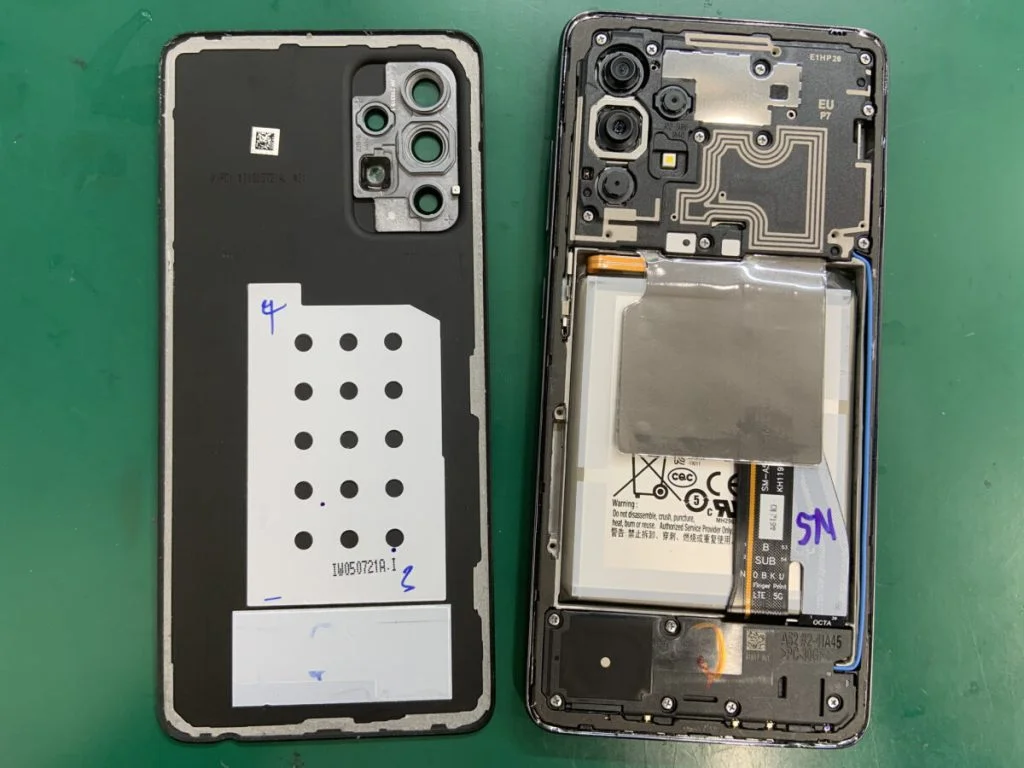 Galaxy Z Fold4 ヒンジ・フォルダブル 画面割れ修理 — 修理の様子