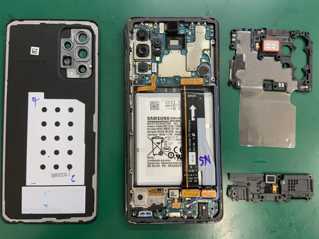Galaxy Z Fold2 5G 液晶修理 — 修理の様子
