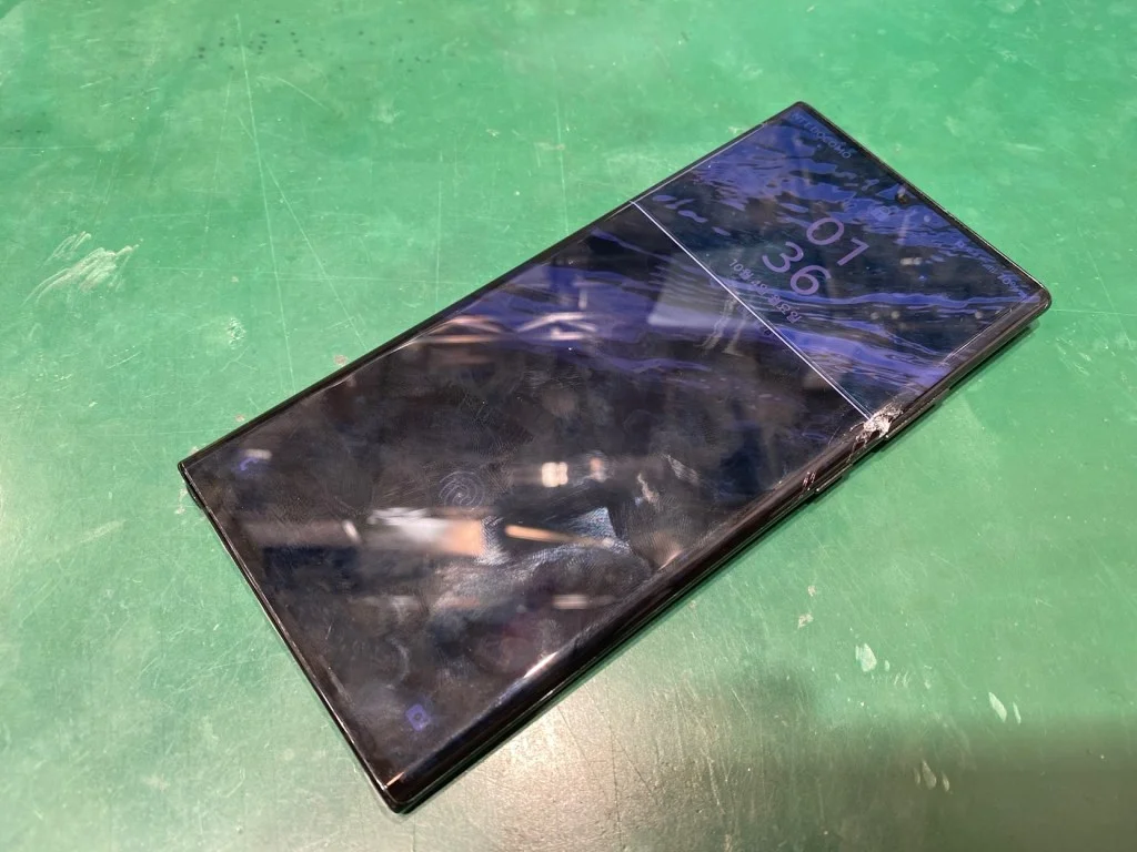 Galaxy A52 5G(日本版) 画面割れ修理 — 修理の様子