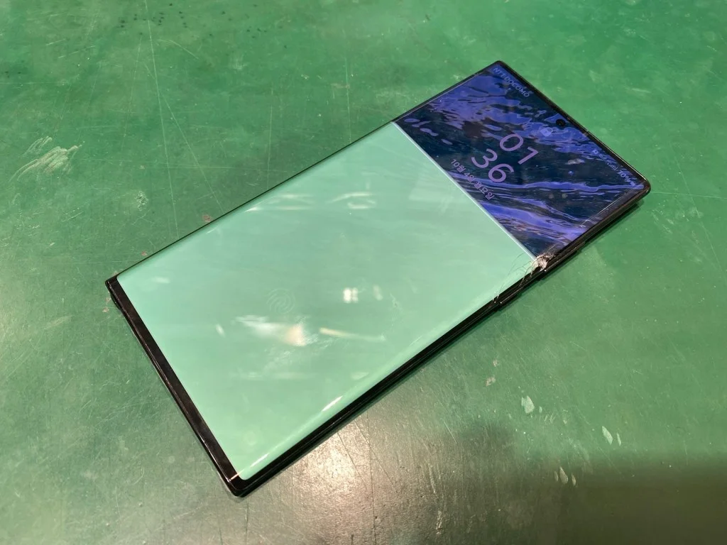 Galaxy Note20 Ultra 5G 画面割れ修理 — 修理の様子