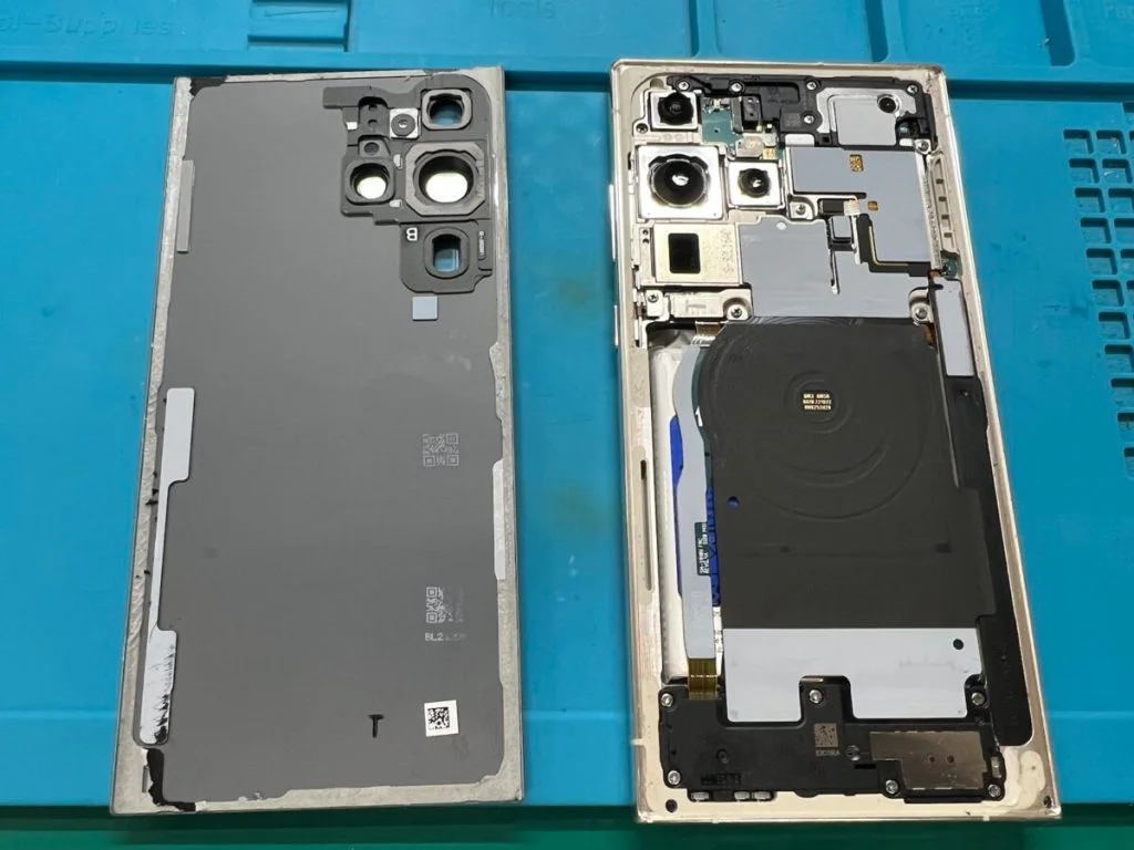 Galaxy Z Fold2 5G ヒンジ・フォルダブル 画面割れ修理 — 修理の様子