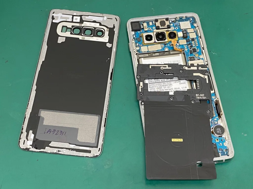 Galaxy S22 画面割れ修理 — 修理の様子