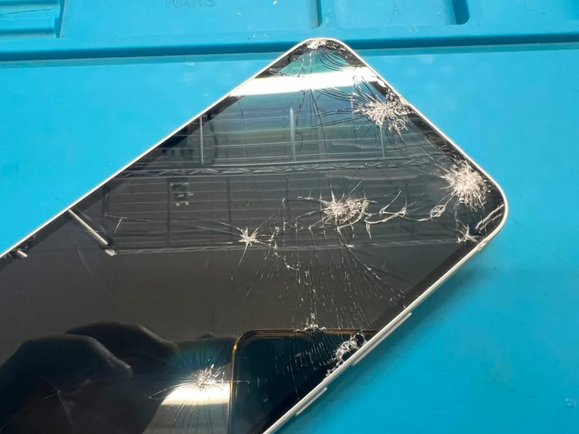 Galaxy Z Fold3 5G 折りたたみ 画面割れ修理 — 修理の様子