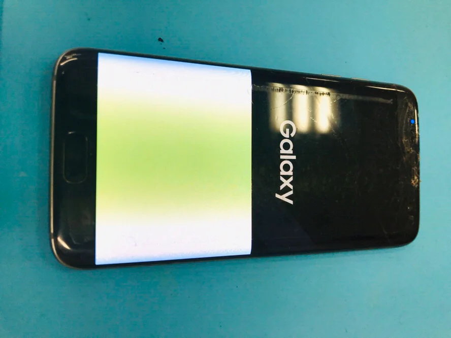 Galaxy S8 画面割れ修理 — 修理の様子