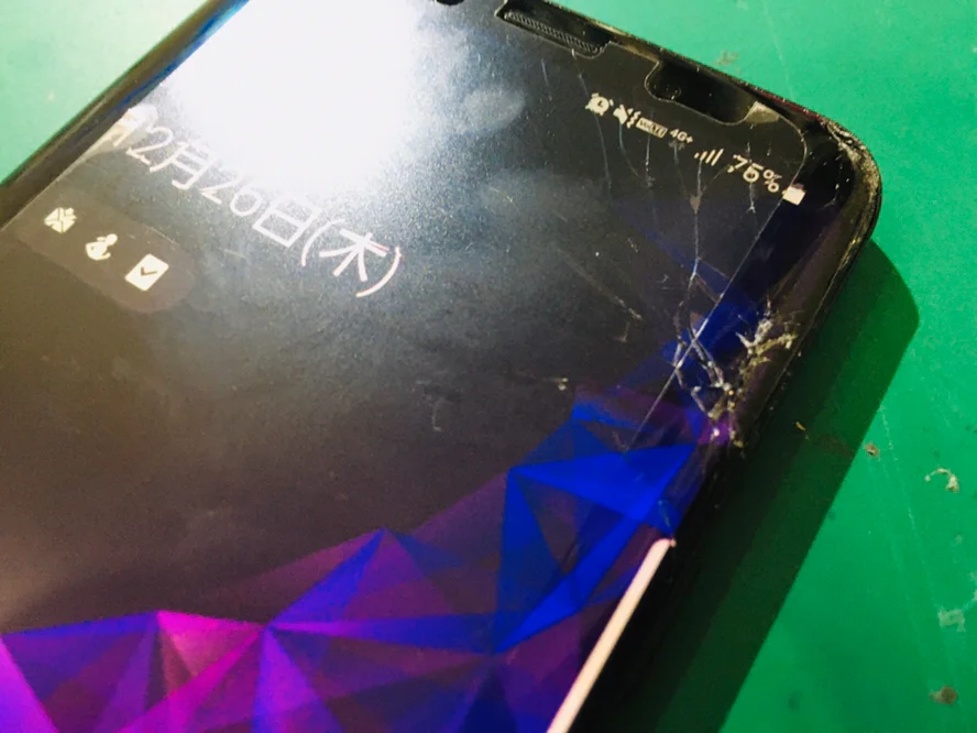 Galaxy A7 2018 画面割れ修理 — 修理の様子