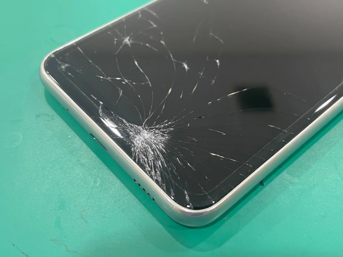 Galaxy Z Fold4 画面割れ修理 — 修理の様子