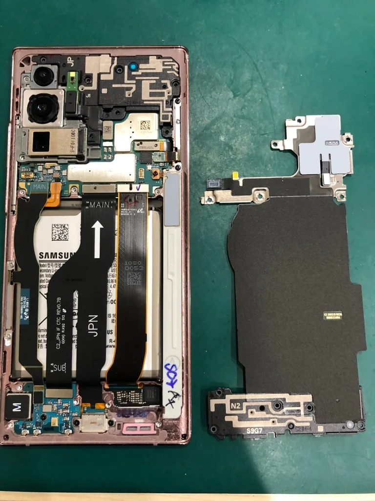 Galaxy S22 Ultra 画面割れ修理 — 修理の様子