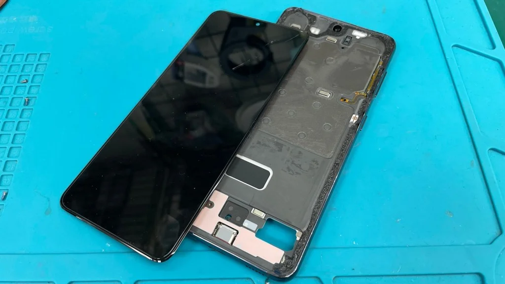 Galaxy Z Flip3 液晶修理 — 修理の様子