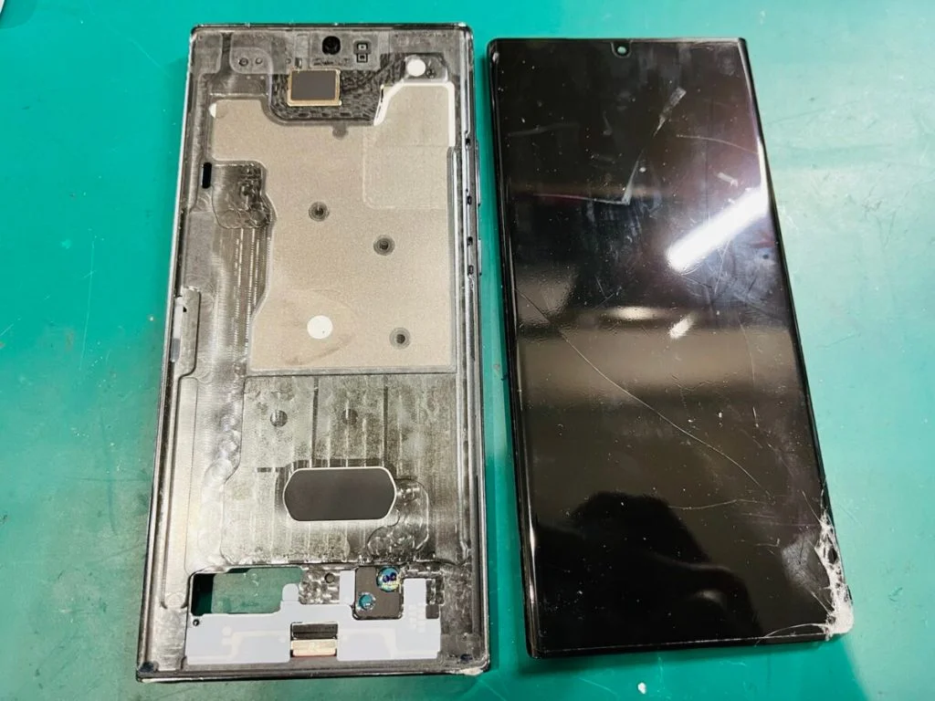 Galaxy S10 画面割れ修理 — 修理の様子
