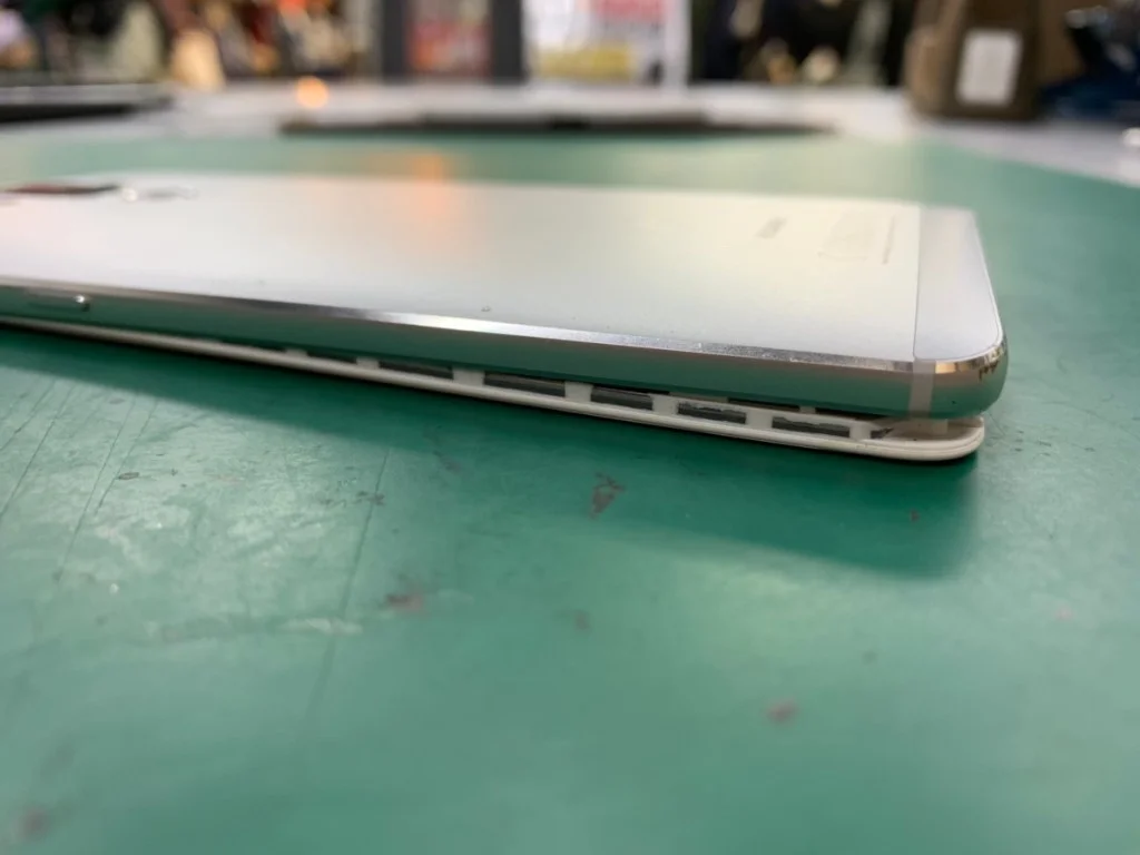 HUAWEI P10 バッテリー交換 — 修理の様子