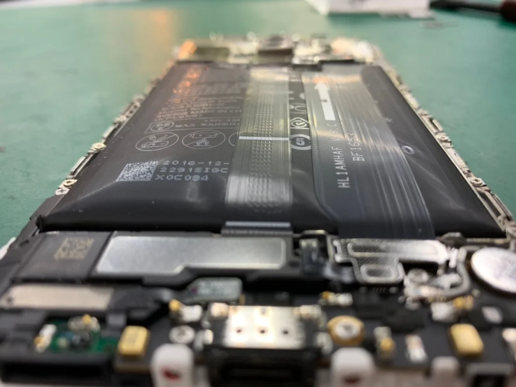 HUAWEI nova lite 3 バッテリー交換 — 修理の様子