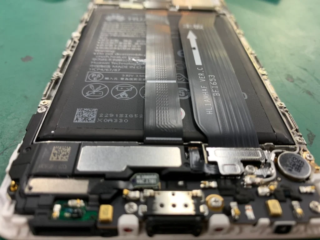 HUAWEI P30 バッテリー交換 — 修理の様子