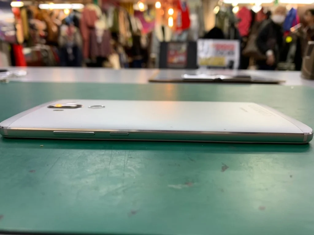 HUAWEI honor 9 バッテリー交換 — 修理の様子