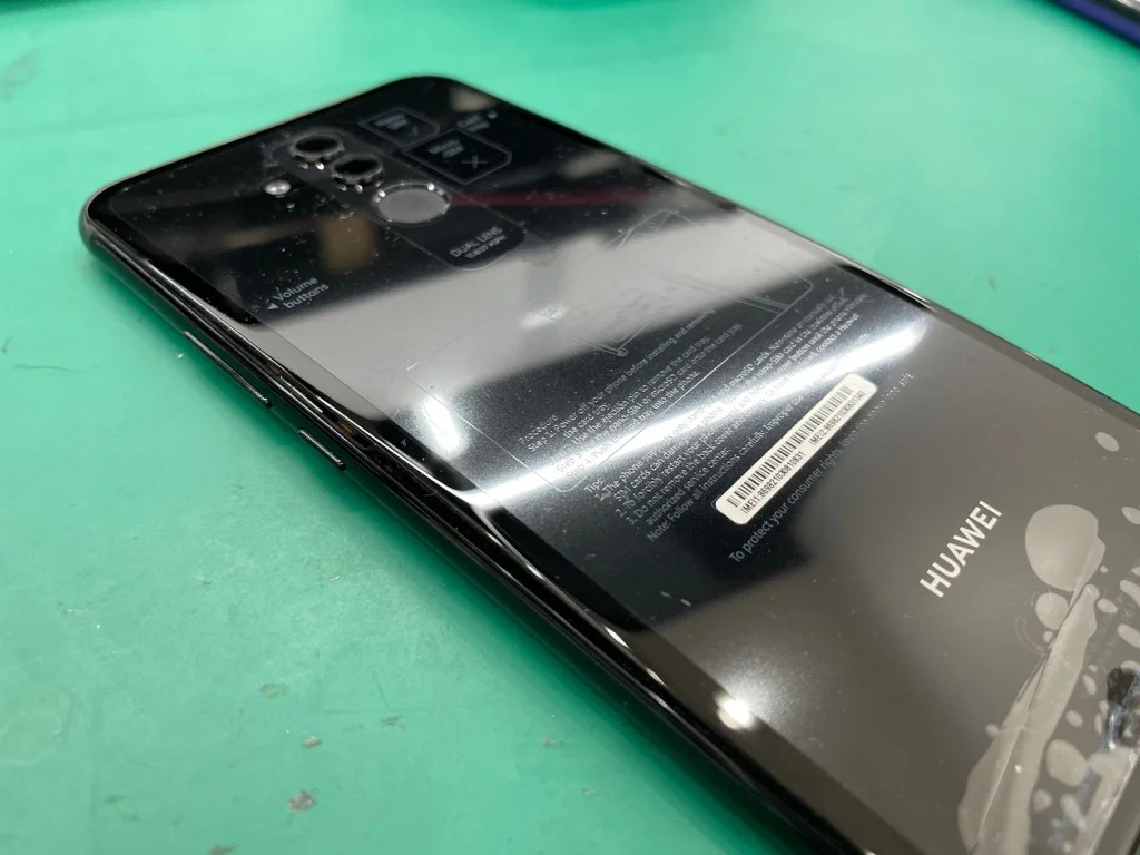 HUAWEI P40 lite E バッテリー交換 — 修理の様子