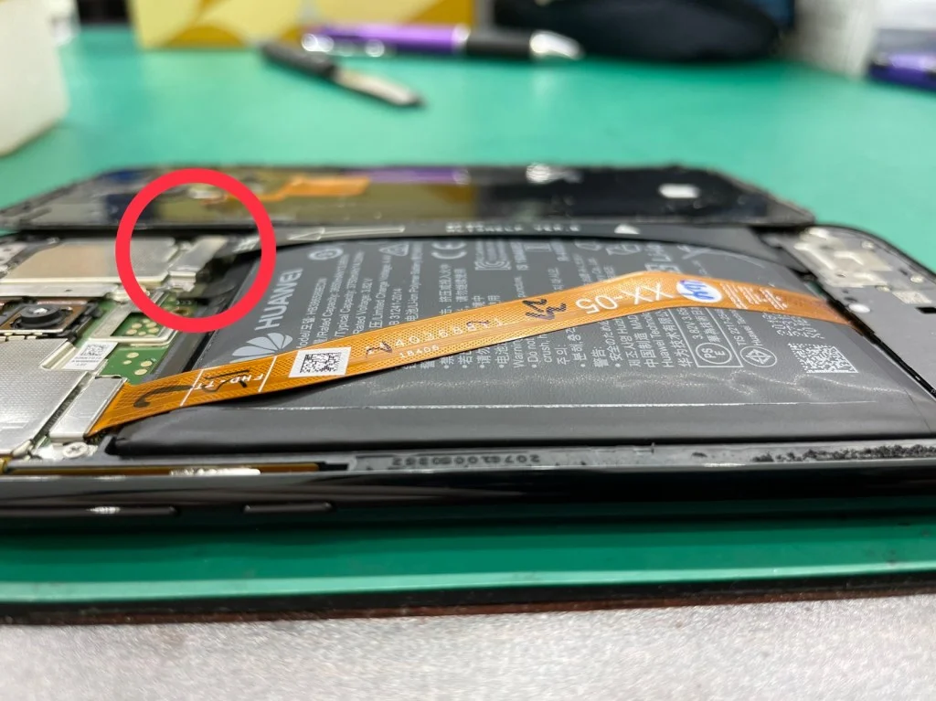 HUAWEI P40 lite 5G バッテリー交換 — 修理の様子