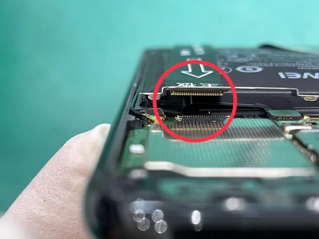 HUAWEI honor 10 バッテリー交換 — 修理の様子