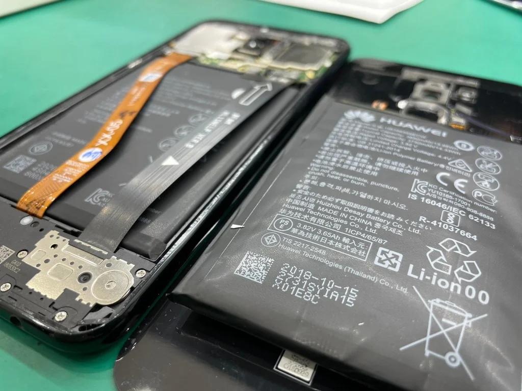 HUAWEI P50 バッテリー交換 — 修理の様子