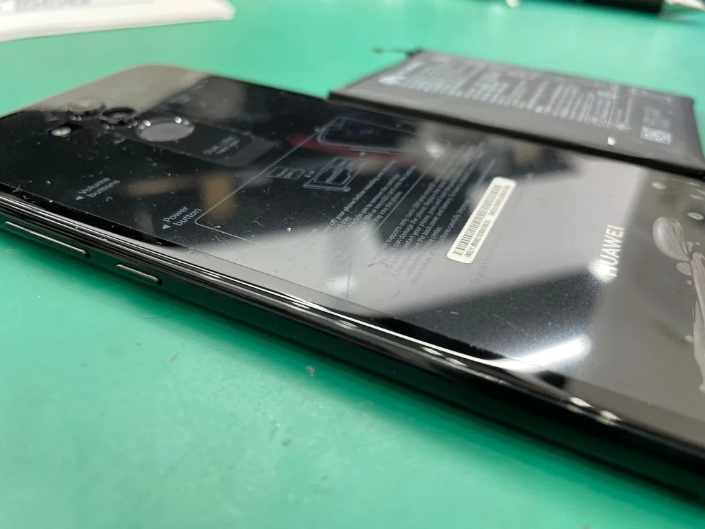 HUAWEI Mate 10 Pro バッテリー交換 — 修理の様子