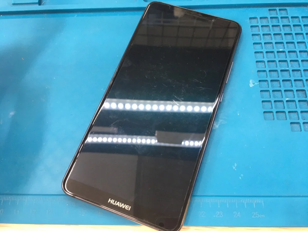 HUAWEI P8 lite バッテリー交換 — 修理の様子