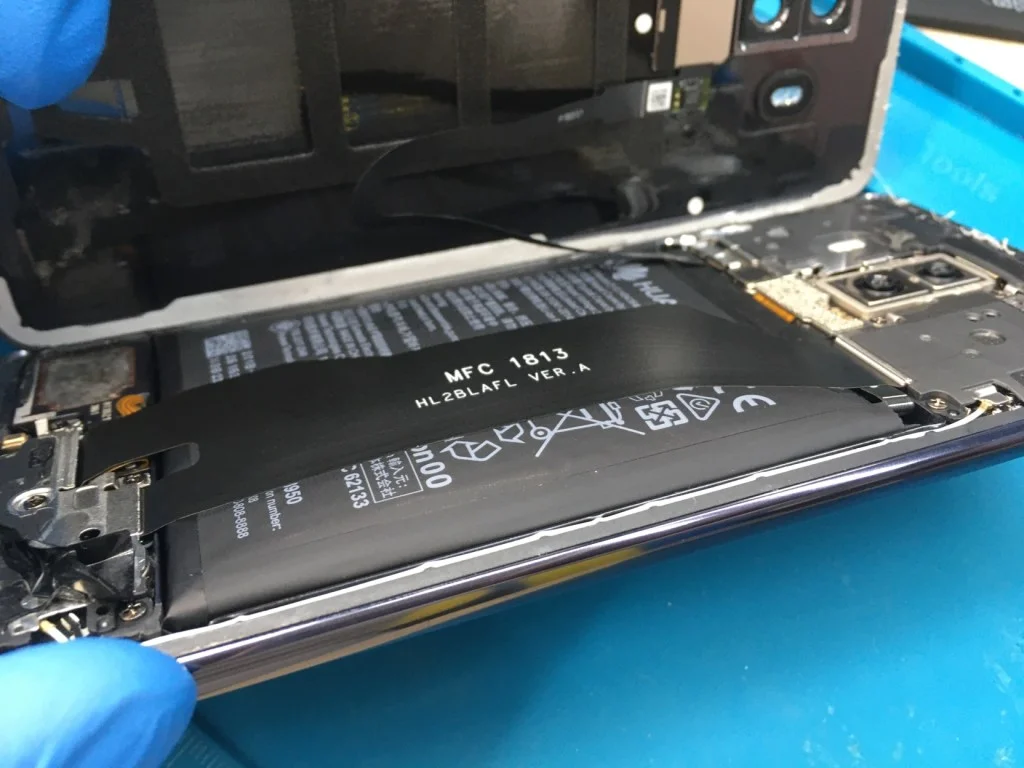 HUAWEI nova lite バッテリー交換 — 修理の様子