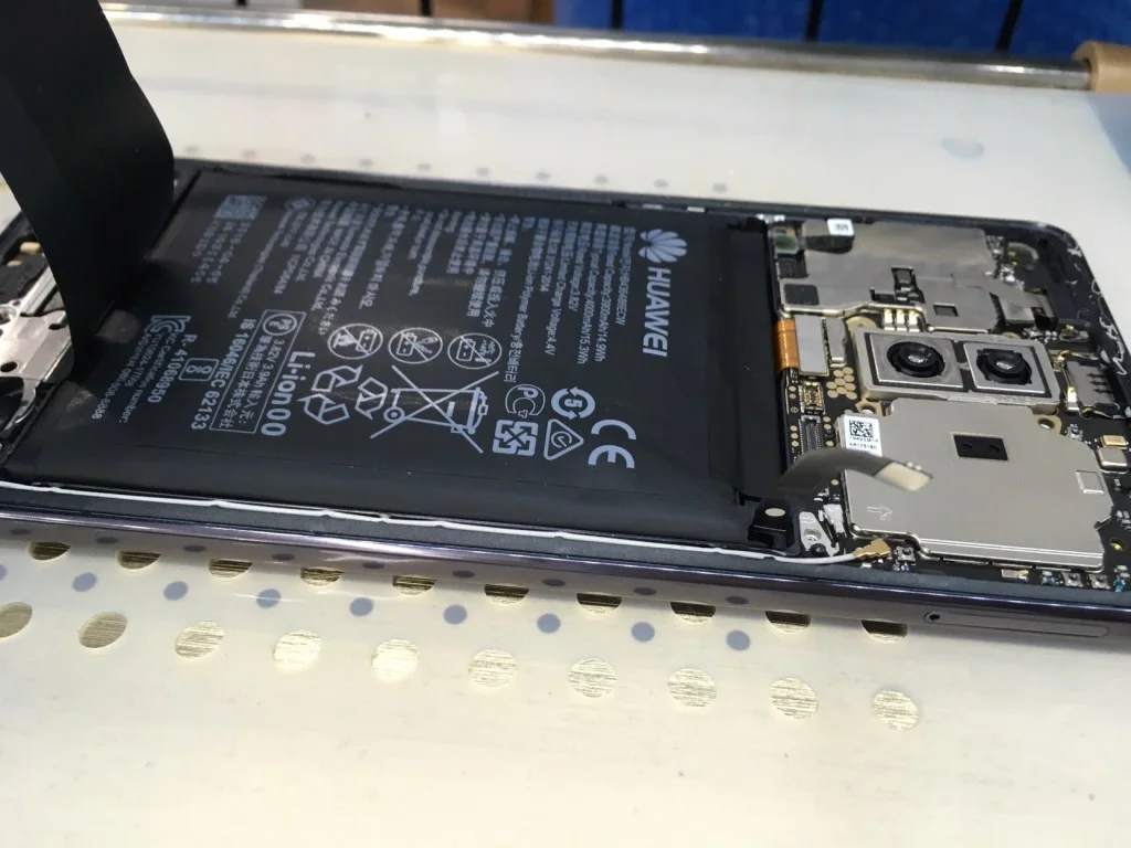 HUAWEI P9 バッテリー交換 — 修理の様子