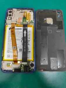 HUAWEI honor 8 充電口修理 — 修理の様子