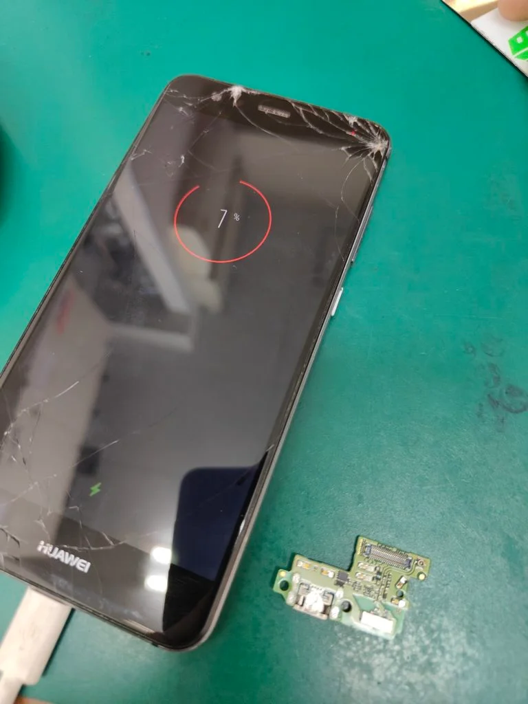 HUAWEI Mate 9 充電口修理 — 修理の様子