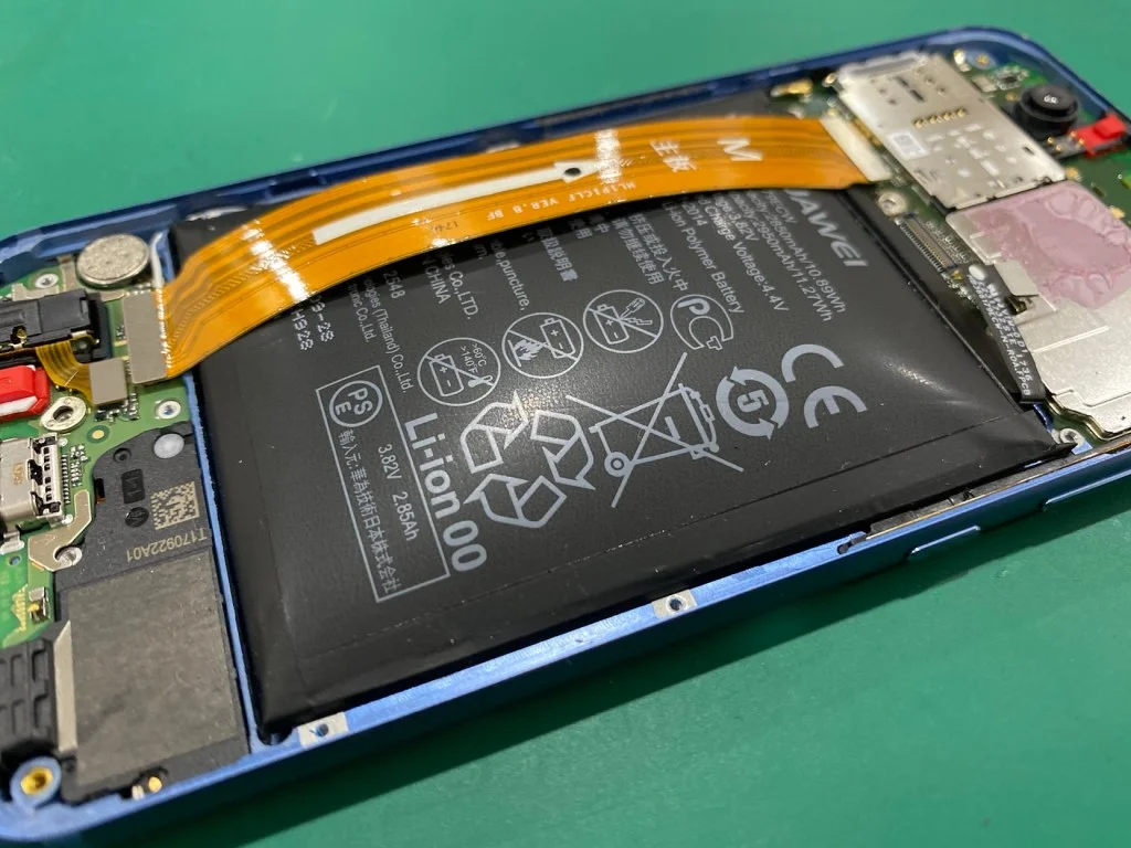 HUAWEI honor 8 バッテリー交換 — 修理の様子