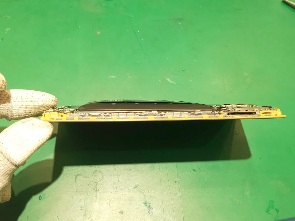 HUAWEI Mate 7 バッテリー交換 — 修理の様子