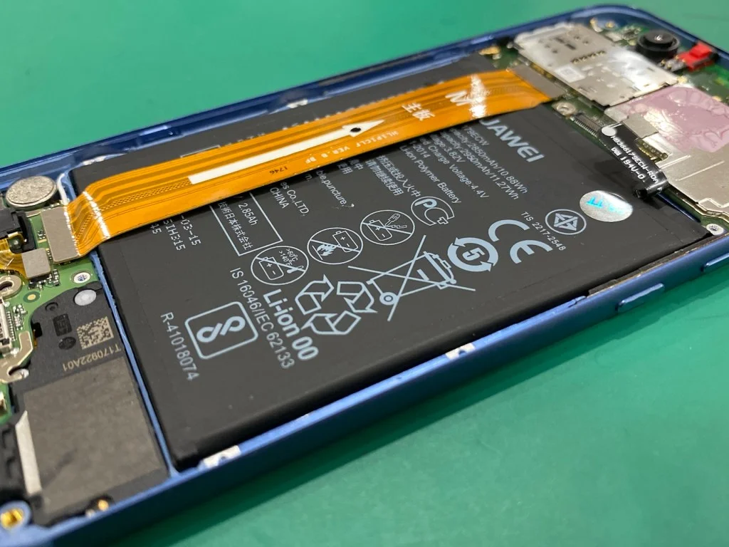 HUAWEI Mate 10 バッテリー交換 — 修理の様子