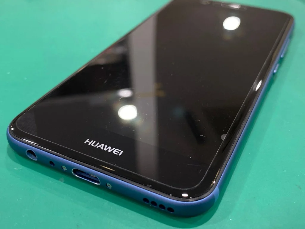 HUAWEI P9 lite バッテリー交換 — 修理の様子