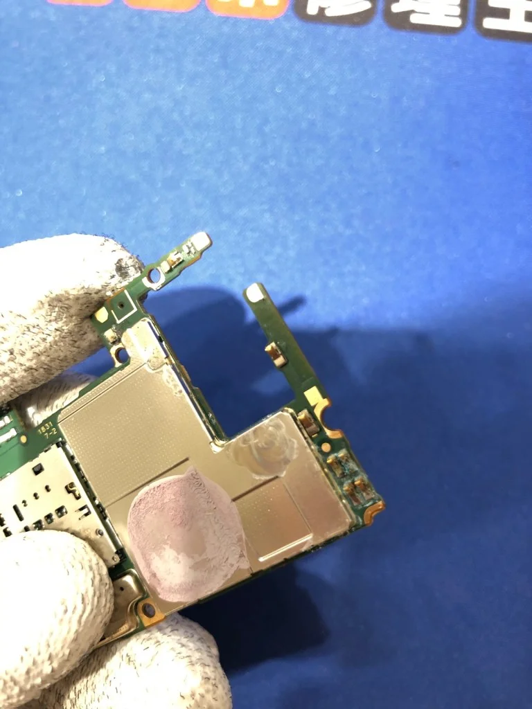HUAWEI Mate 20 Pro 画面割れ修理 — 修理の様子