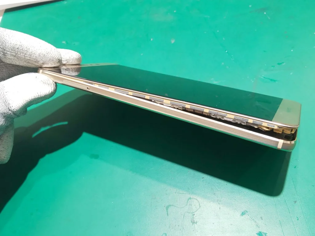 HUAWEI Mate 20 lite バッテリー交換 — 修理の様子