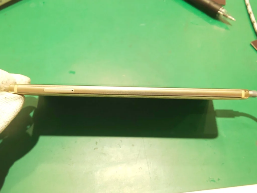 HUAWEI Mate 20 Pro バッテリー交換 — 修理の様子