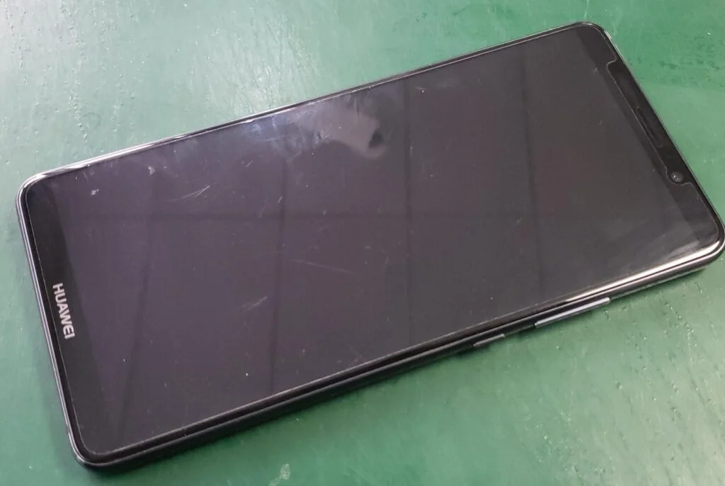 HUAWEI Mate 20 lite 充電口修理 — 修理の様子