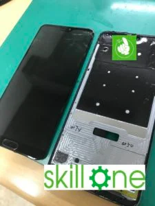 HUAWEI Mate 10 画面割れ修理 — 修理の様子