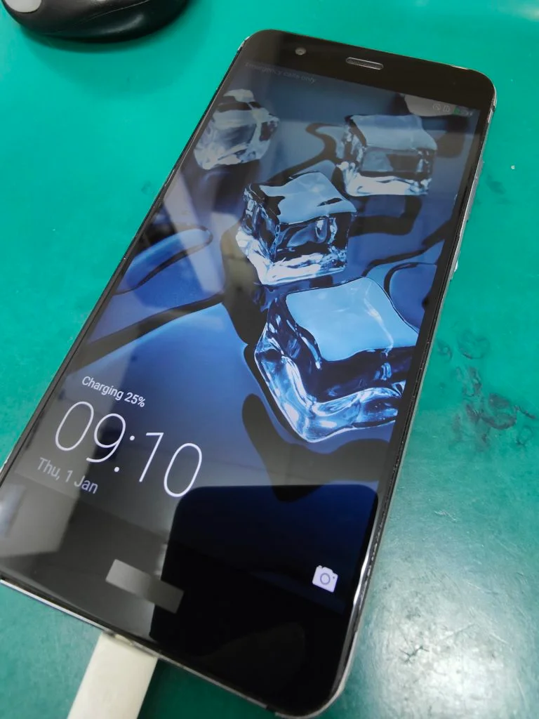 HUAWEI Mate 20 Pro 液晶修理 — 修理の様子