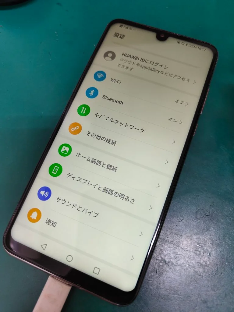HUAWEI Mate 20 lite 画面割れ修理 — 修理の様子