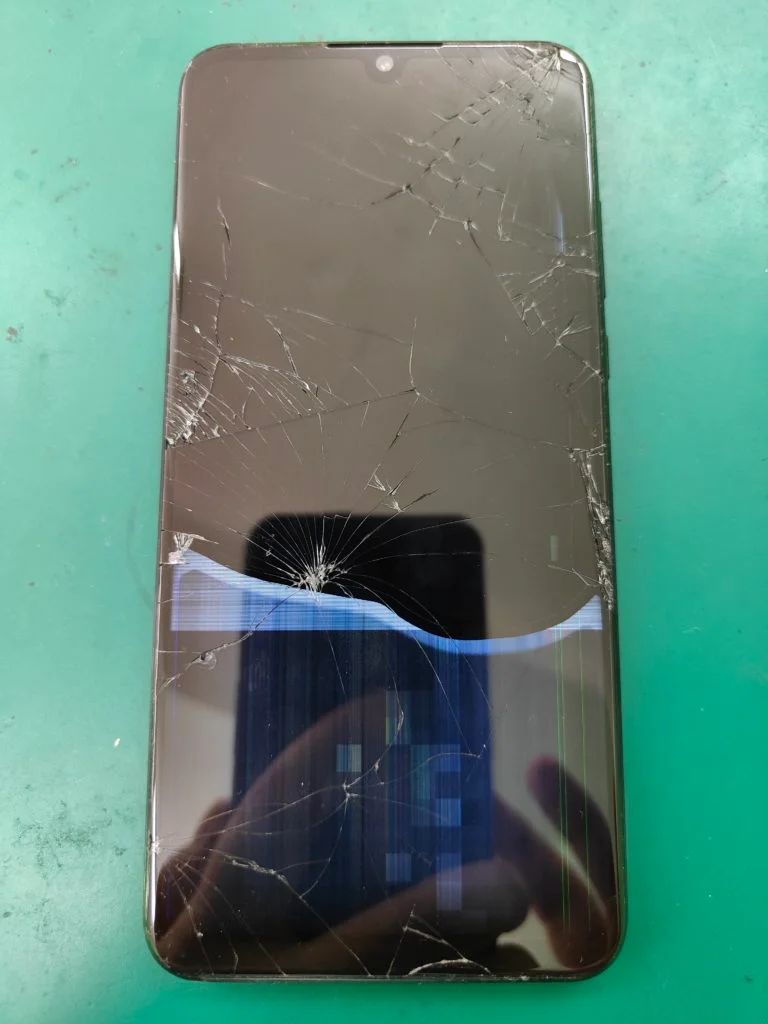 HUAWEI nova lite 3 画面割れ修理 — 修理の様子