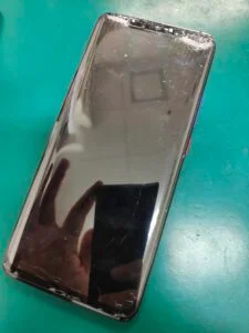 HUAWEI Mate 9 画面割れ修理 — 修理の様子