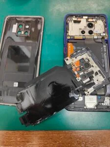 HUAWEI honor 10 画面割れ修理 — 修理の様子