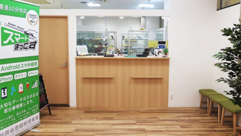 HUAWEI nova 2 画面割れ修理 — 修理の様子